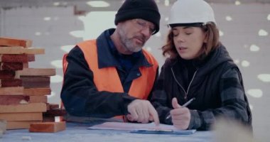 İnşaat alanında tartışan, inceleyen ve geliştiren konsantre mühendisler