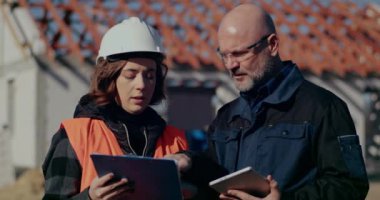 İnşaat alanında tartışan, inceleyen ve geliştiren konsantre mühendisler