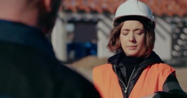 İnşaat alanında tartışan, inceleyen ve geliştiren konsantre mühendisler