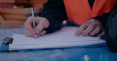 İnşaat alanında tartışan, inceleyen ve geliştiren konsantre mühendisler