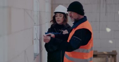 İnşaat alanında tartışan, inceleyen ve geliştiren konsantre mühendisler