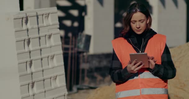 Engenheiro de construção usando tablet digital no canteiro de obras — Vídeo de Stock
