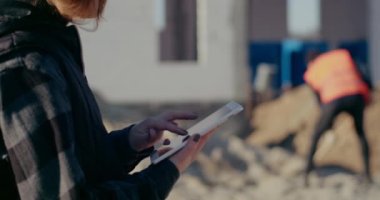 İnşaat alanında tartışan, inceleyen ve geliştiren konsantre mühendisler