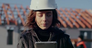 İnşaat alanında tartışan, inceleyen ve geliştiren konsantre mühendisler