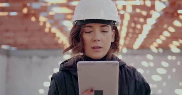 Ingénieurs concentrés discutant, examinant et développant sur le chantier — Video