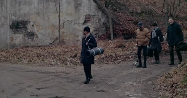 Refugiados de guerra deprimidos caminhando com bagagem. — Vídeo de Stock