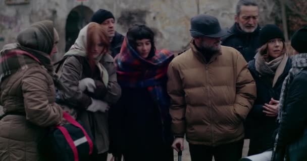 Grupo de refugiados de guerra que luchan con el clima frío. — Vídeo de stock