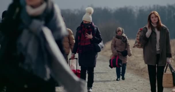 Réfugiés déprimés marchant pendant leur migration pendant la guerre. — Video