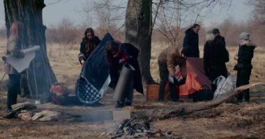 Mülteciler Ormana Uyku Torbası ve Mats Topluyor.