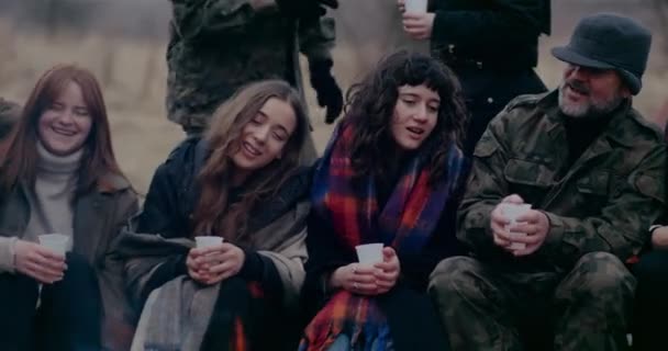 Soldado e refugiados cantando durante a crise de guerra. — Vídeo de Stock