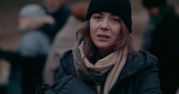 Portrait de jeune femme triste et solitaire pleurant pendant la guerre. — Video