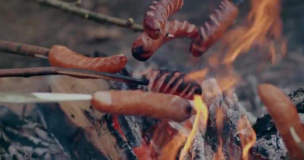 Rifugiati ucraini arrostimento salsicce durante la crisi di guerra. — Video Stock