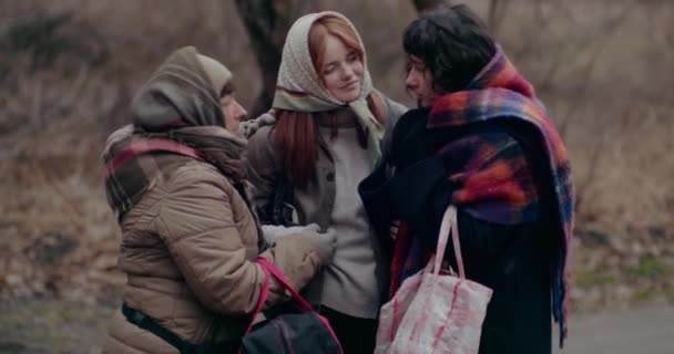 Femmes réfugiées sans abri consolant pendant les chutes de neige. — Video