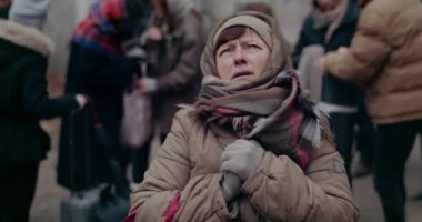 Savaş krizi sırasında korkmuş ve endişeli kadın mülteci..