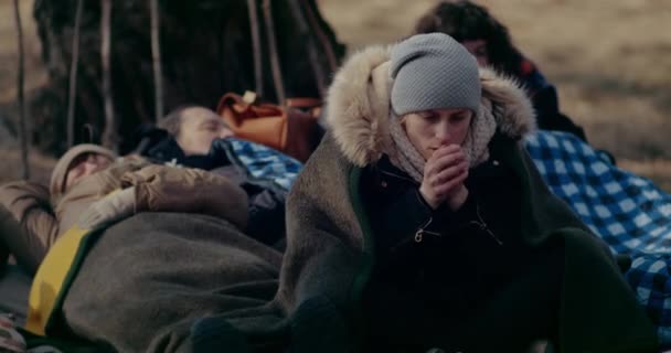 Flykting i skogen känner sig kall under rysk-ukrainska kriget. — Stockvideo