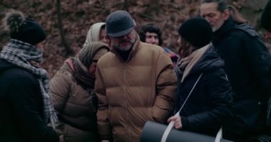 Rus-Ukraynalı Savaş Mültecileri Ağlıyor ve Teselli Ediyor.