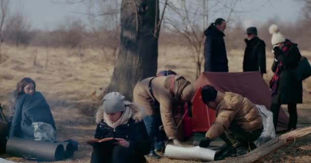Біженців розпакування спальних мішків і мат у лісі . — стокове відео