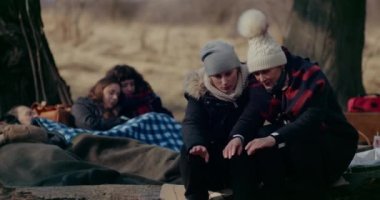 Rusya-Ukrayna Savaşı sırasında Ormanda Üşüyen Mülteciler.