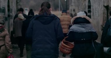 Mülteciler Savaş Krizi sırasında Soğukta Göç Ediyor.