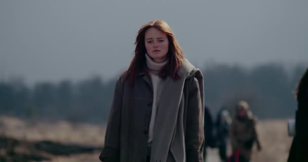 หญิงโศกเศร้าที่อพยพในช่วงวิกฤตการณ์สงคราม . — วีดีโอสต็อก