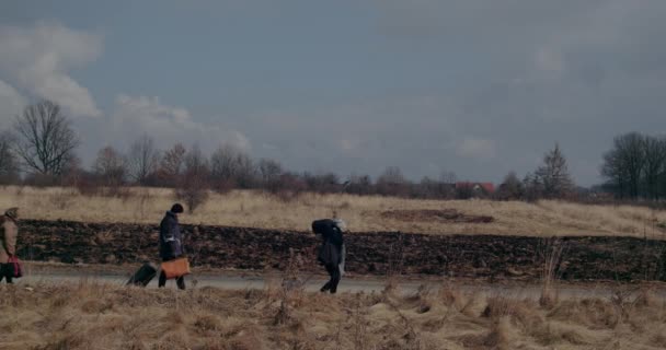 Bevándorlók gyaloglás az úton a háború alatt problémák. — Stock videók