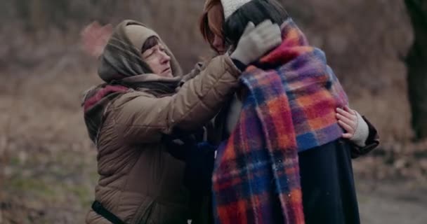 Γυναίκες άστεγοι πρόσφυγες Παρηγορώντας και προσευχόμενοι μαζί. — Αρχείο Βίντεο