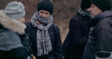 Evsiz Mülteciler birbirini teselli ediyor ve kucaklıyor..