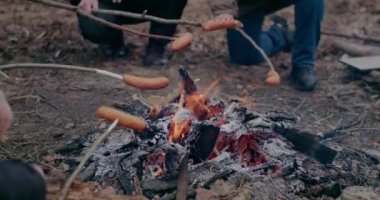Mülteciler Savaş Sorunları İçin Şenlik Ateşinde Sosis Kızartıyorlar.