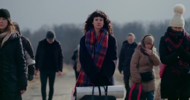 Femeia tristă în mijlocul refugiaților în timpul crizei de război. — Videoclip de stoc