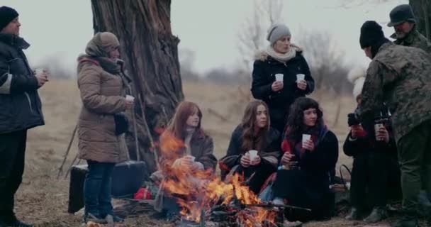Katonák, akik teát osztogatnak a menekülteknek a háború alatt.. — Stock videók