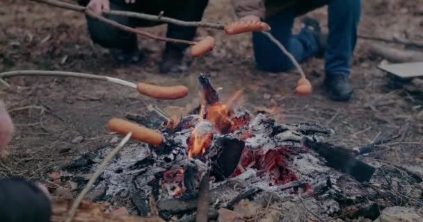 难民在战争问题上的篝火烤香肠. — 图库视频影像