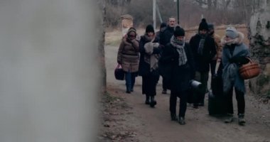 Mülteciler Savaş Krizi Sırasındaki Harabeler Arasında Soğuğa Göç Ediyor.