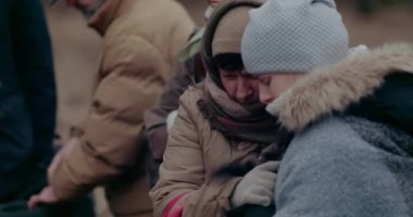 Savaş sırasında ağlayan ve birbirini teselli eden depresyondaki kadınlar..