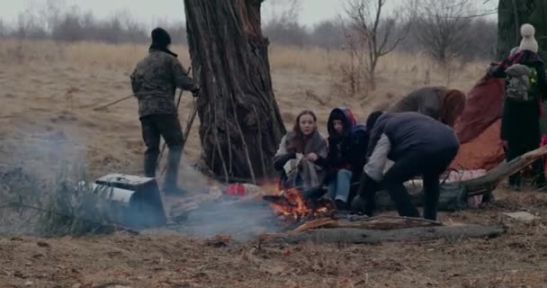 Uprchlíci v lese během rusko-ukrajinské válečné krize. — Stock video