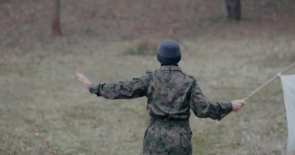 Militar ondeando bandera blanca durante la guerra. — Vídeos de Stock