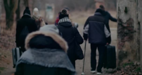 Refugiados migrando através de ruínas no frio durante a crise de guerra. — Vídeo de Stock
