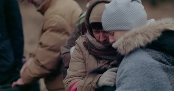 Deprimerade kvinnor som grät och tröstade varandra under kriget. — Stockvideo
