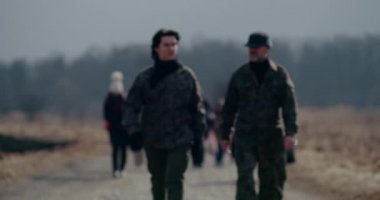 Yoldaki Mülteci Grubunun Önünde Yürüyen Askerler.