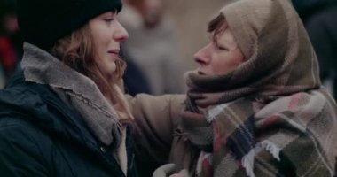 Olgun Evsiz Kadın Telaşlı Kız Teselli Ediyor.