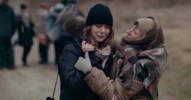 Savaş sırasında Mülteci Kadın Ağlayan Kız Teselli Ediyor.