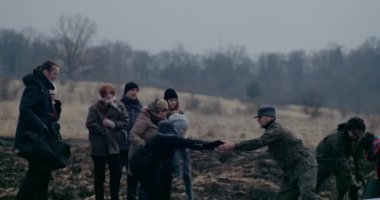 Mültecilerin Hendeğe Atlamasına Yardım Eden Askerler.