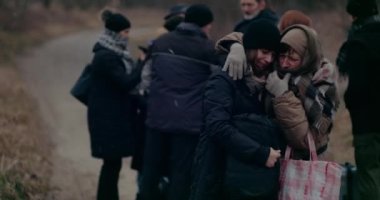 Kadın Mülteci Teselli Eden Ağlayan Kız.
