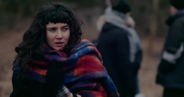 Vrouwelijke oorlog Immigrant worstelend in koud weer en huilen. — Stockvideo