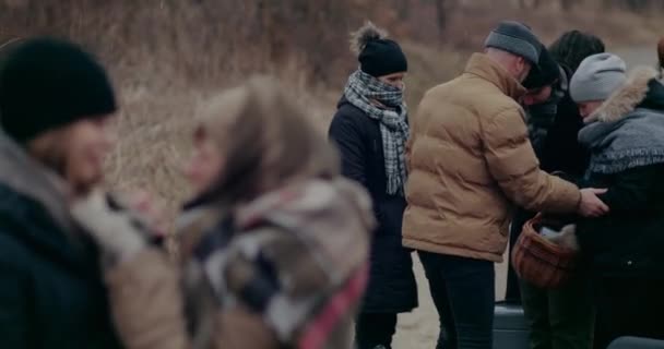 Rifugiati di guerra depressi che si consolano e si aiutano a vicenda. — Video Stock