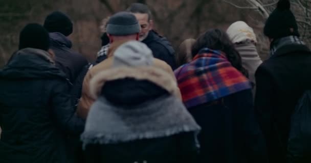 Depressieve senior man loopt door Oekraïense vluchtelingen. — Stockvideo