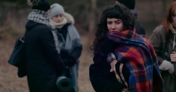 Donna che piange mentre i suoi compagni rifugiati la consolano durante la guerra. — Video Stock