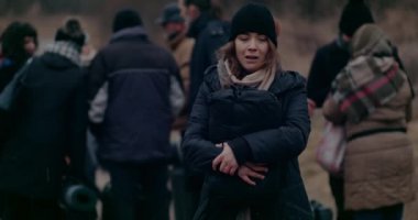 Mültecilere Karşı Ağlayan Yalnız Üzgün Genç Kadın.