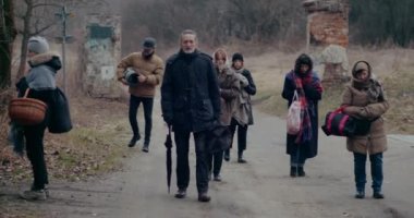 Savaşta Göç Ederken Yürüyen Evsiz Mülteciler.