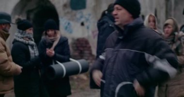 Savaşta Evsiz Erkek Göçmen Elleri Soğukta Sürtünüyor.