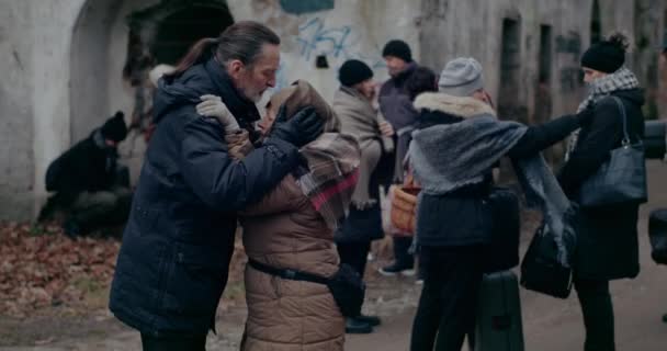 Férfi vigasztaló bevándorló nő sír a háború alatt. — Stock videók